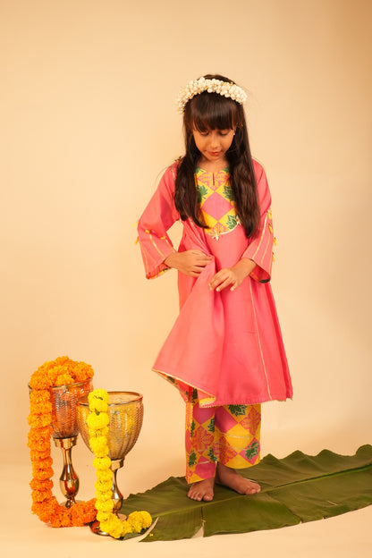 Gulabi Chandini – Kamal (Girls Kurta Pants Dupatta Set)