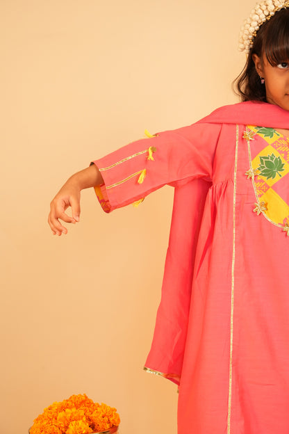 Gulabi Chandini – Kamal (Girls Kurta Pants Dupatta Set)